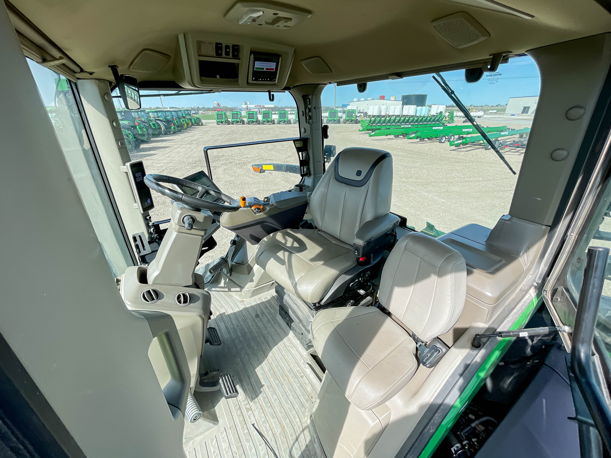  2022 John Deere 8RT 370 at LandMark in Minden, NE