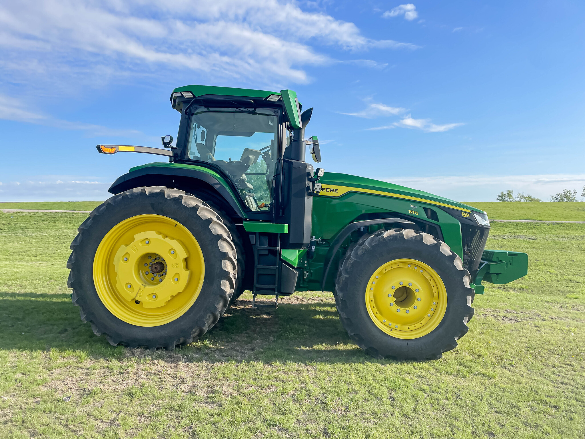  2023 John Deere 8R 370 at LandMark in Hastings, NE